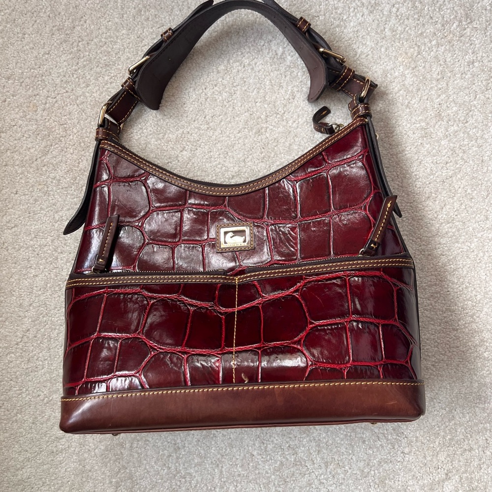 Dooney & Bourke Sac 1C964 Elegant Burgundy Crocodile-Embossed Bag Excellent Cond